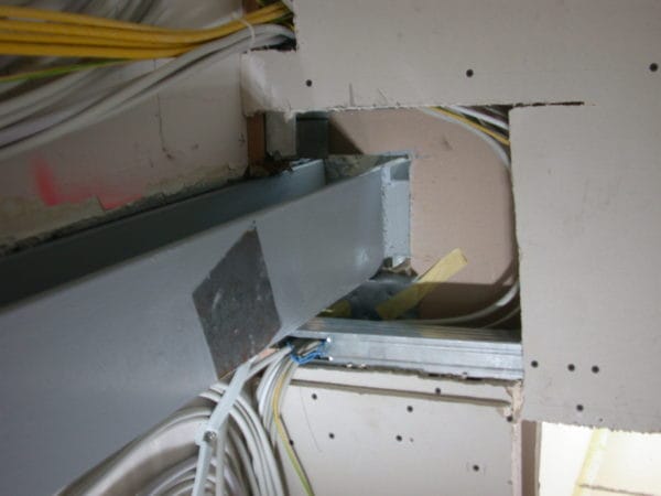 Kabeltrasse und Elektroinstallation im Rohbau der Arztpraxis Dr. Naumann in München