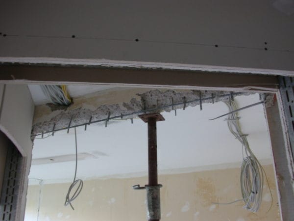 Kabeldurchführung und Elektroinstallation im Rohbau der Arztpraxis Dr. Naumann in München