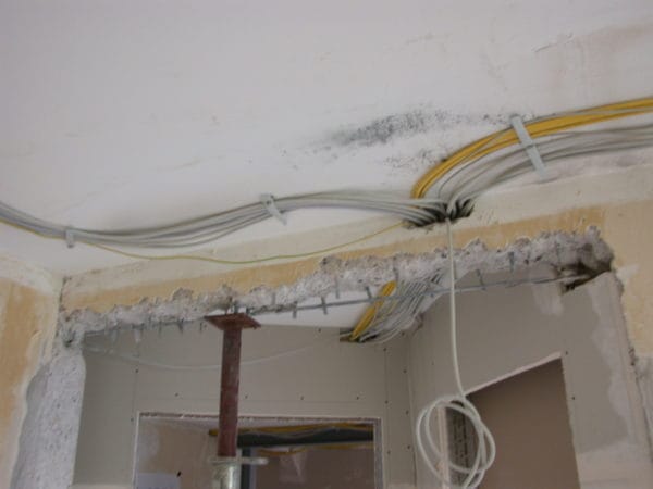 Elektroinstallation im Rohbau der Arztpraxis Dr. Naumann in München nach Komplettentkernung