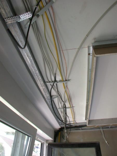 Leitungen in abgehängter Decke auf Kabeltrasse – Vorbereitung Beleuchtung und Anschlüsse