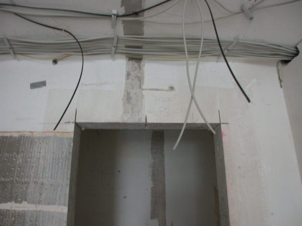 Kabelbündel über neuem Türdurchbruch – Vorbereitung Unterputz-Elektroinstallation