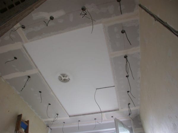 Abgehängte Decke mit vorbereiteten Einbauleuchten und herausgeführten Leitungen – Praxis Dr. Naumann, 2005