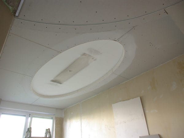 Ovale, abgehängte Trockenbau-Decke mit Lichtausschnitt im Praxisumbau von Dr. Naumann – Elektro- und Lichtinstallation von SHI