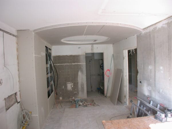 Baustelle mit neuer Gipskarton-Runddecke und Rohbauwänden im Praxisumbau von Dr. Naumann