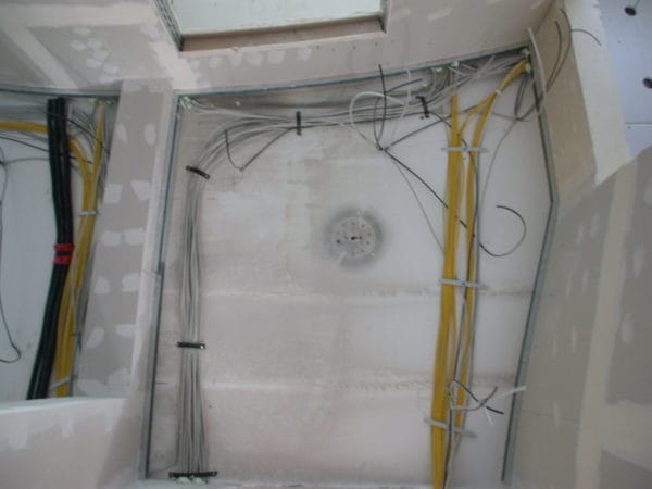 Deckenverkabelung mit Leitungsbündeln und Deckenauslass im Praxisumbau von Dr. Naumann