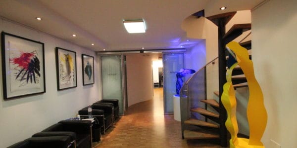 Beleuchteter Flur mit Treppenbereich nach Elektroinstallation durch SHI Elektrotechnik im Rahmen einer Praxis- oder Gewerbesanierung.