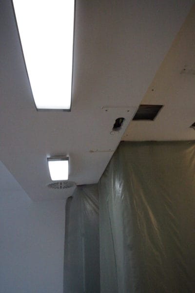 Deckeninstallation mit integrierter Beleuchtung während der Kernsanierung der Augenarztklinik am Marienplatz – ausgeführt von SHI Elektrotechnik.