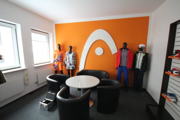 Moderner Showroom der HEAD Germany GmbH mit Sportbekleidung und Logo – SHI Gebäudetechnik Brandschutzertüchtigung 2021