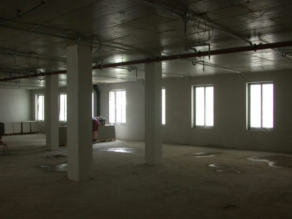 Rohbau mit vorbereiteten Deckenleitungen für Elektroinstallation in der Frauenarztpraxis 5 Höfe München