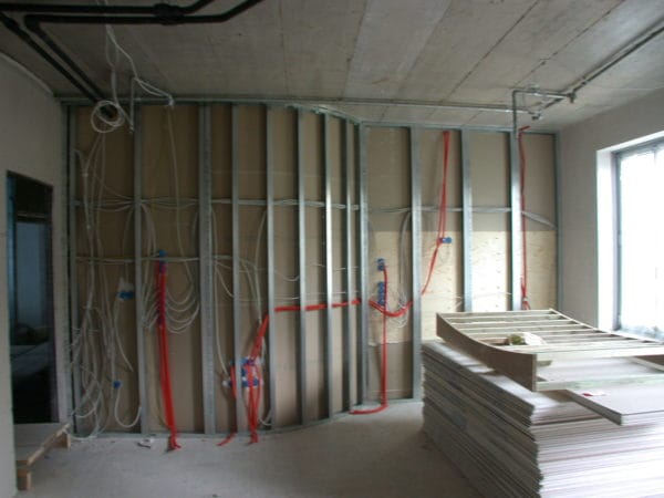 Elektroinstallation im Trockenbau der Frauenarztpraxis 5 Höfe in München – Kabelverlegung durch SHI Gebäudetechnik GmbH