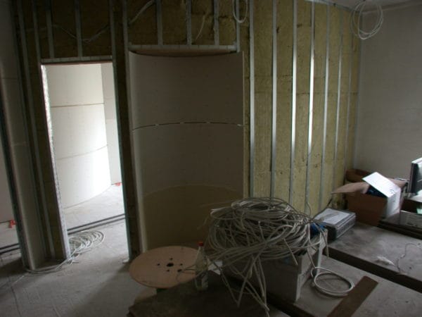 Trockenbau mit Kabelverlegung und Elektroinstallation in der Frauenarztpraxis 5 Höfe in München – SHI Gebäudetechnik GmbH