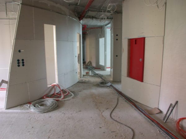 Kabelverlegung und Elektroinstallation im Neubau der Frauenarztpraxis 5 Höfe in München – SHI Gebäudetechnik GmbH