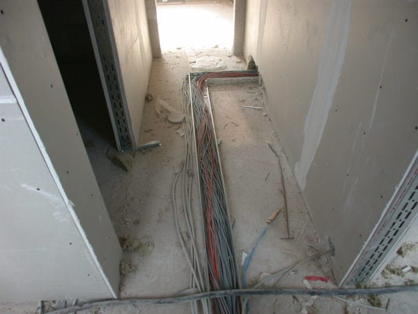 Elektroinstallation in der Frauenarztpraxis 5 Höfe in München – SHI Gebäudetechnik GmbH, Kabelverlegung im Neubau