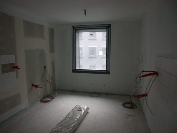 Raum im Ausbau der Frauenarztpraxis 5 Höfe München mit vorbereiteter Elektroinstallation durch SHI Gebäudetechnik