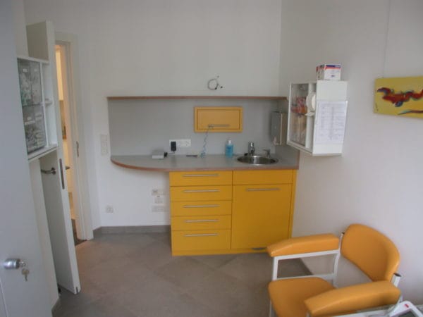 Moderner Behandlungsraum in der Frauenarztpraxis 5 Höfe in München mit Elektroinstallation von SHI Gebäudetechnik