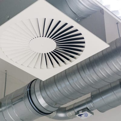 Lüftungsrohre an der Decke