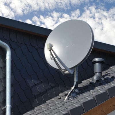 SAT-Anlage auf Hausdach montiert