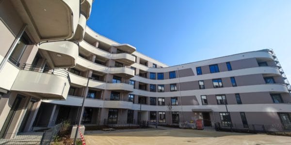 Innenhof der modernen Wohnanlage ANTON in Augsburg mit Balkonen und klarer Architektur