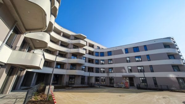Innenhof der modernen Wohnanlage ANTON in Augsburg mit Balkonen und klarer Architektur