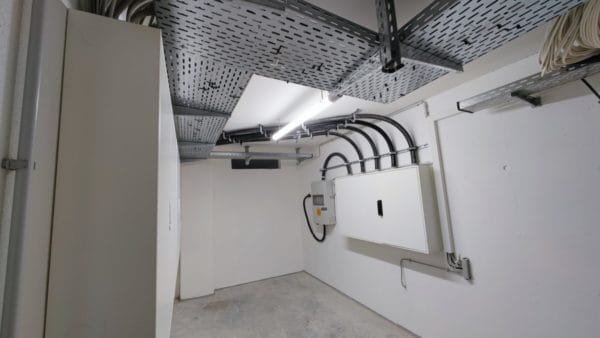 Technikraum mit moderner Elektroinstallation und Kabeltrassen im Projekt ANTON in Augsburg – SHI Elektro