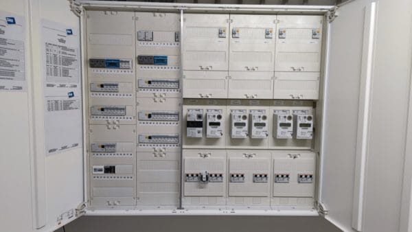Moderner Elektroverteiler mit Zählerschrank in der Wohnanlage ANTON in Augsburg – Elektroinstallation von SHI Elektro