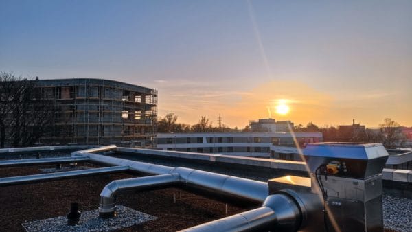 Lüftungsanlage Dach Sonnenuntergang