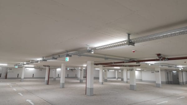 Tiefgarage mit moderner Elektroinstallation, LED-Beleuchtung und Rettungszeichenleuchten – SHI Elektro Augsburg
