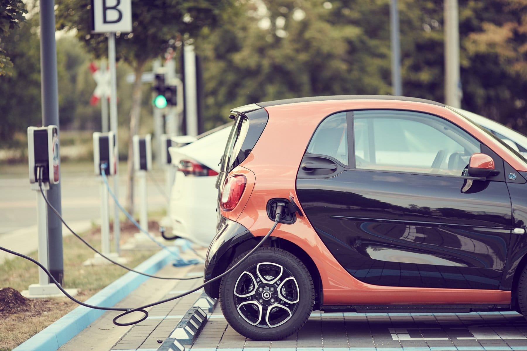 Smart Auto wird an E-Ladestation geladen