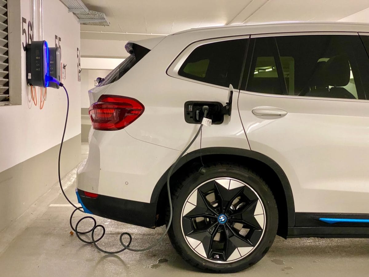 Elektroauto lädt an moderner Wallbox in Tiefgarage – SHI Elektro Augsburg installiert Ladestationen