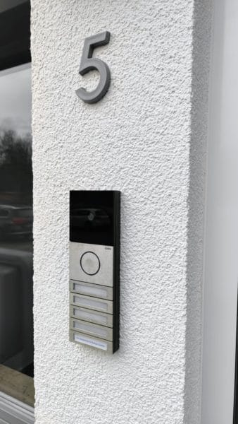 Fassade mit Gira Sprechanlage und Hausnummer 5 aus Metall