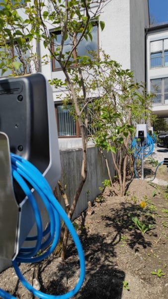 Wallboxen für E-Auto Ladestation mit blauem Kabel