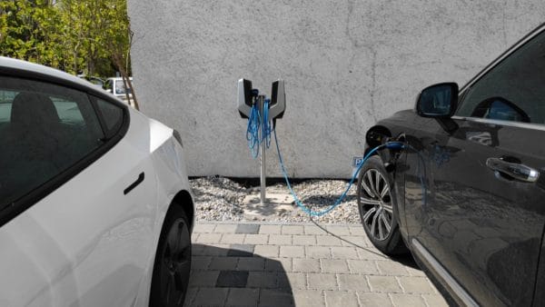 Wallboxen für E-Auto Ladestation mit blauem Kabel
