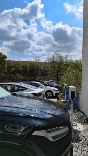 Parkplatz mit Autos und E-Lademöglichkeit