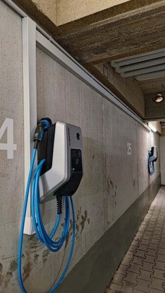 Mehrere Wallbox-Ladestationen für Elektroautos in einer Tiefgarage, installiert von SHI Elektro