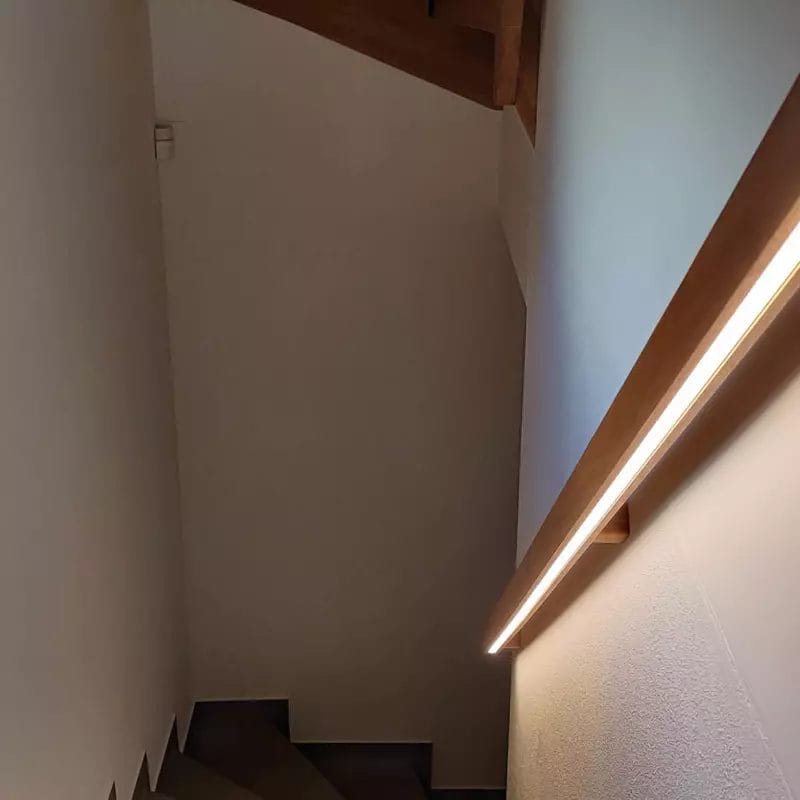 LED-Handlaufbeleuchtung im Treppenhaus von SHI Elektro