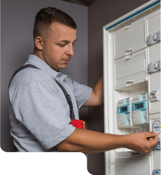 Elektriker am Schaltkasten