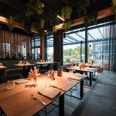 Moderner Restaurantbereich mit Designbeleuchtung im Hotel Zeller’s Quartier in Königsbrunn
