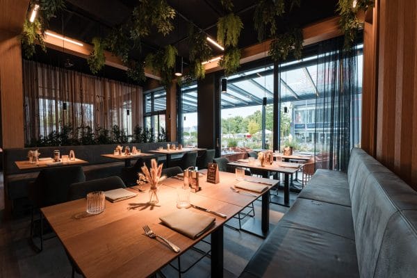 Moderner Restaurantbereich mit Designbeleuchtung im Hotel Zeller’s Quartier in Königsbrunn