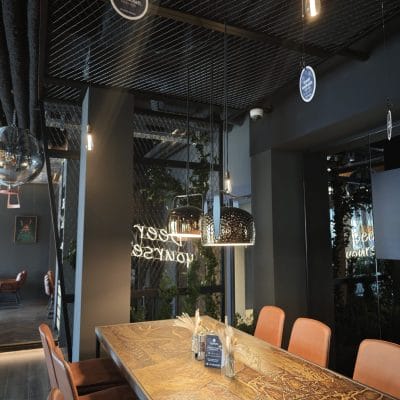 Essbereich im Hotel Zeller Königsbrunn mit smarter LED-Beleuchtung, installiert von SHI Gebäudetechnik GmbH