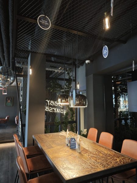 Essbereich im Hotel Zeller Königsbrunn mit smarter LED-Beleuchtung, installiert von SHI Gebäudetechnik GmbH