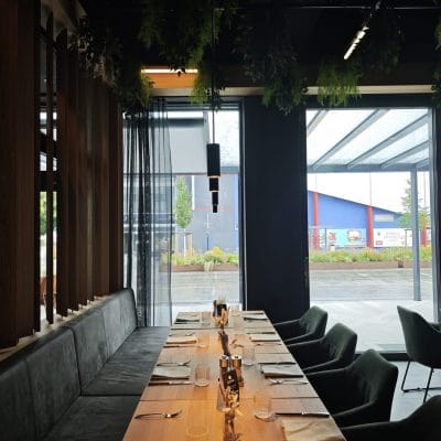 Eleganter Restaurantbereich im Hotel Zeller Königsbrunn mit dimmbarer LED-Beleuchtung und smarter Steuerung von SHI Gebäudetechnik