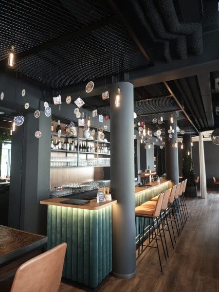 Moderne Bar im Hotel Zeller Königsbrunn mit LED-Akzentbeleuchtung und Edison-Leuchten, realisiert durch SHI Gebäudetechnik GmbH