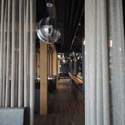 Blick durch den Barbereich im Hotel Zeller Königsbrunn mit integrierter Lichtsteuerung und moderner Elektroinstallation