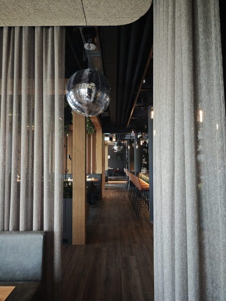 Blick durch den Barbereich im Hotel Zeller Königsbrunn mit integrierter Lichtsteuerung und moderner Elektroinstallation