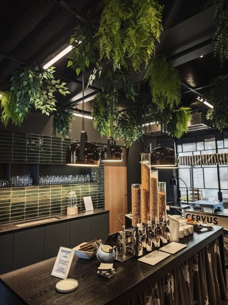 Frühstücksbereich im Hotel Zeller Königsbrunn mit dekorativer LED-Beleuchtung, Pflanzenakzenten und Elektroinstallation durch SHI Gebäudetechnik