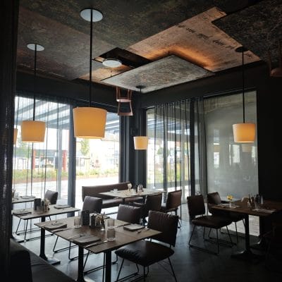 Restaurant im Hotel Zeller Königsbrunn mit kreativer Deckeninstallation, blendfreier Pendelbeleuchtung und Elektroinstallation durch SHI Gebäudetechnik