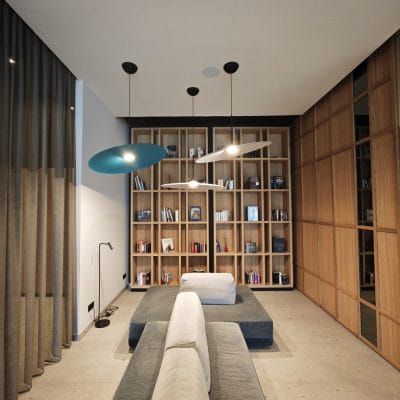 Lounge mit Bibliothek im Hotel Zeller Königsbrunn, ausgestattet mit Designerleuchten und Elektroinstallation durch SHI Gebäudetechnik GmbH