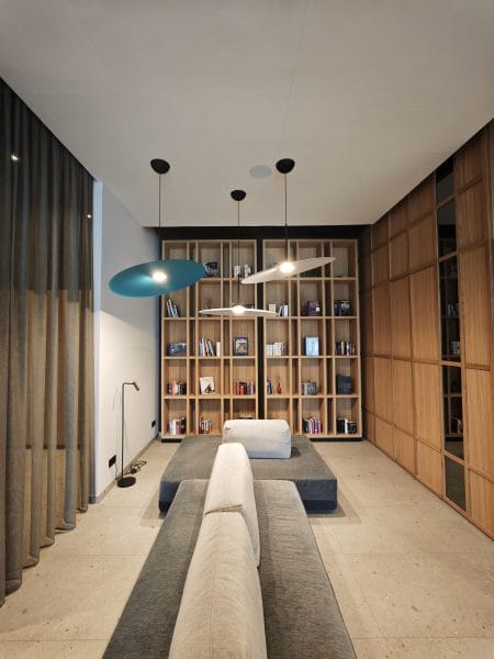 Lounge mit Bibliothek im Hotel Zeller Königsbrunn, ausgestattet mit Designerleuchten und Elektroinstallation durch SHI Gebäudetechnik GmbH
