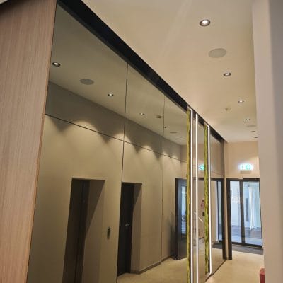 Flur im Hotel Zeller Königsbrunn mit Spiegelwand, Moosbild, indirekter Beleuchtung und Notbeleuchtung von SHI Gebäudetechnik