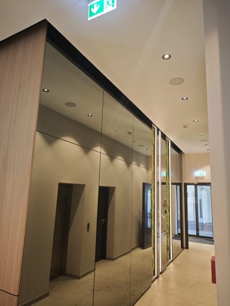 Flur im Hotel Zeller Königsbrunn mit Spiegelwand, Moosbild, indirekter Beleuchtung und Notbeleuchtung von SHI Gebäudetechnik